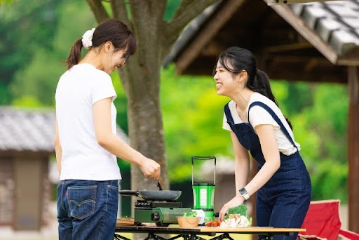 BBQを楽しむ女性たち
