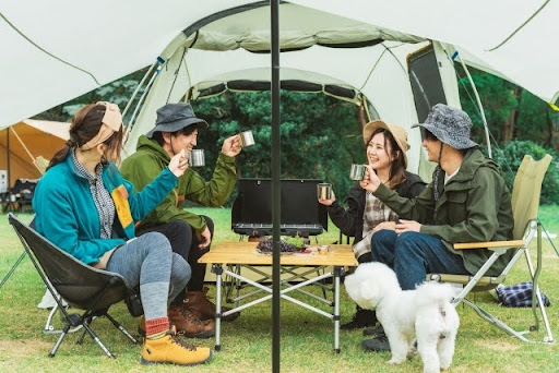 BBQを楽しむ男女